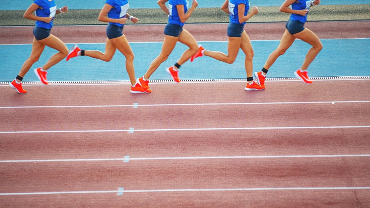 尴尬，掘金替补竟为詹姆斯起立鼓掌